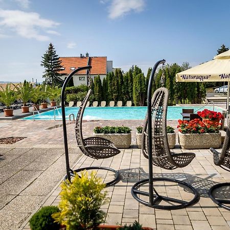Vinosseum Bor- Es Apartmanhaz Sopron Exteriör bild