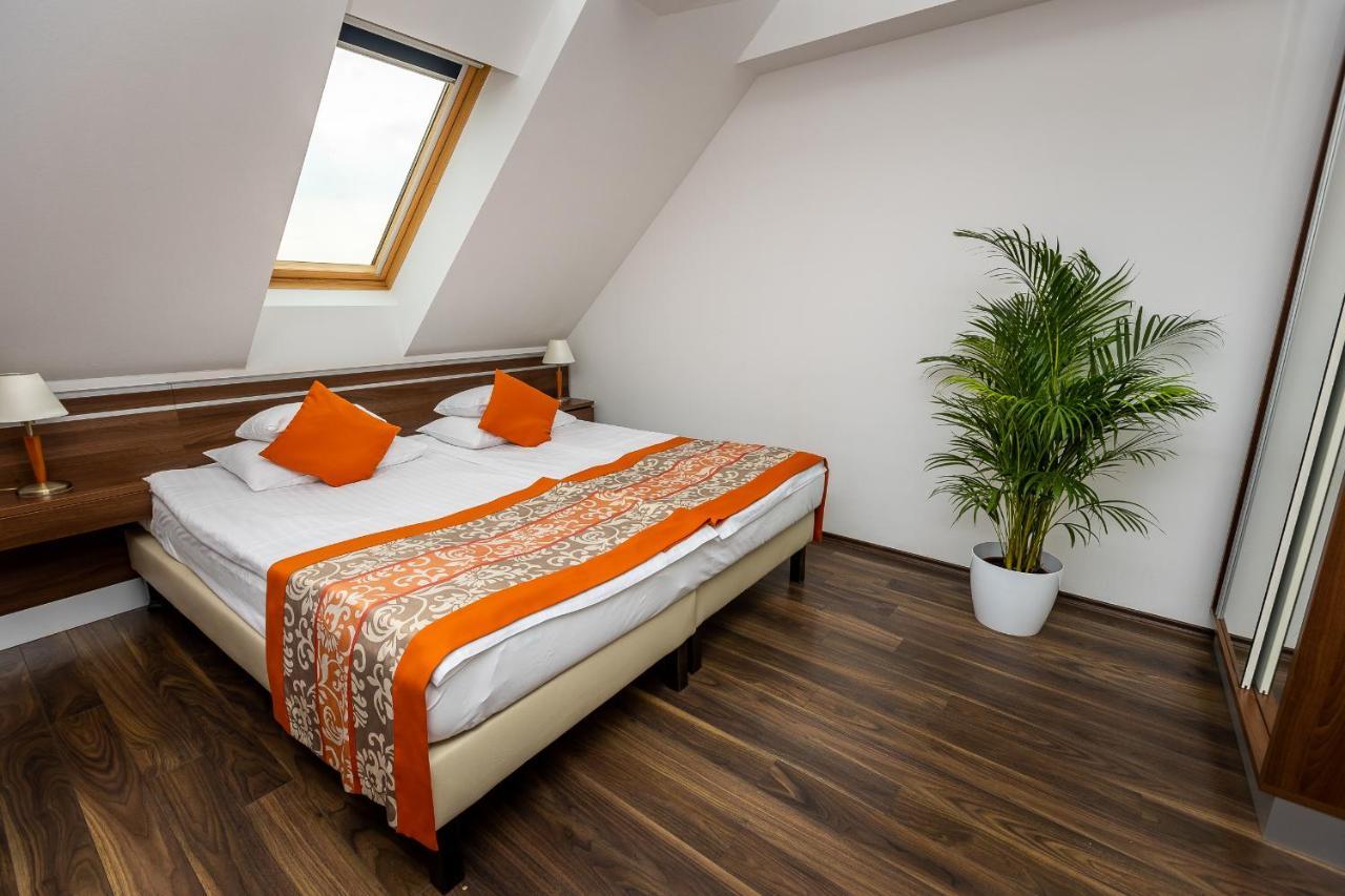 Vinosseum Bor- Es Apartmanhaz Sopron Exteriör bild