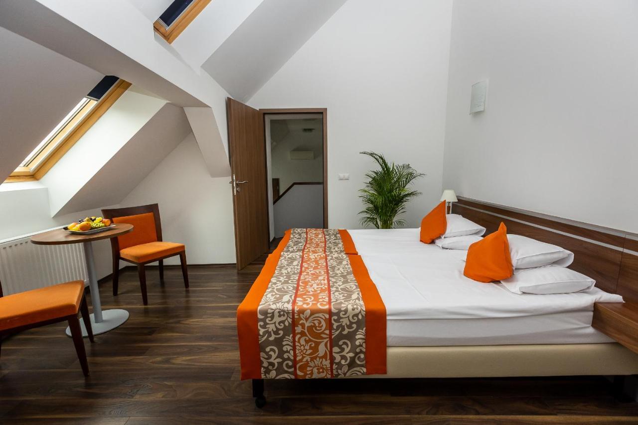 Vinosseum Bor- Es Apartmanhaz Sopron Exteriör bild