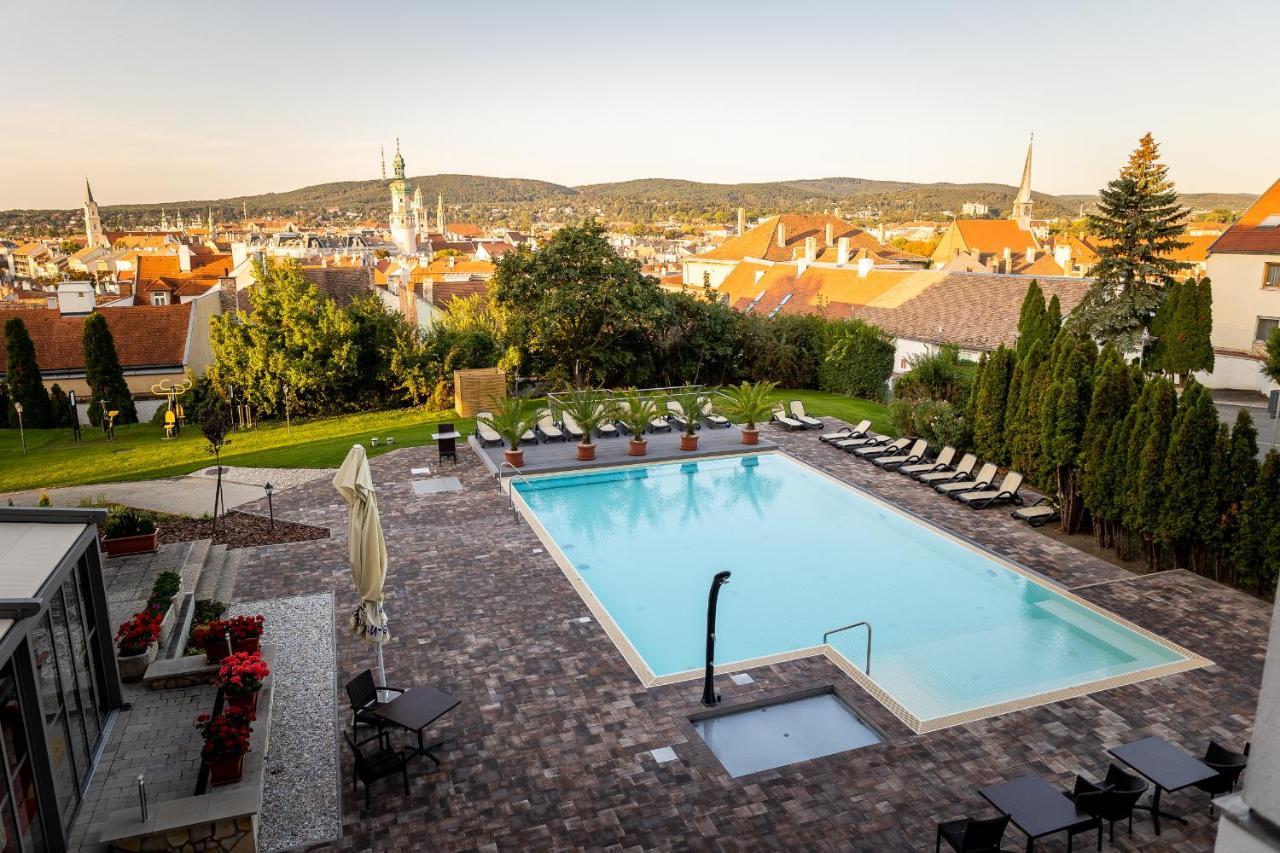 Vinosseum Bor- Es Apartmanhaz Sopron Exteriör bild